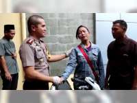 Perempuan ini Menangis Tersedu Setelah Motornya yang Hilang Dikembalikan oleh Polisi
