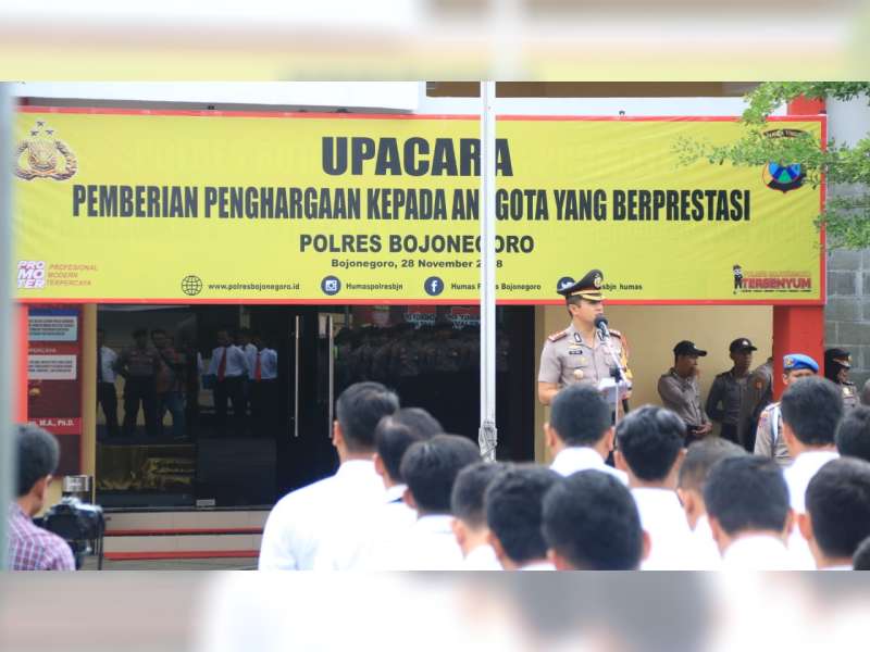 Kapolres Bojonegoro Berikan Penghargaan Kepada Anggota