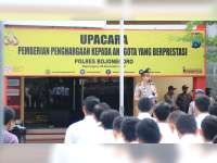 Kapolres Bojonegoro Berikan Penghargaan Kepada Anggota