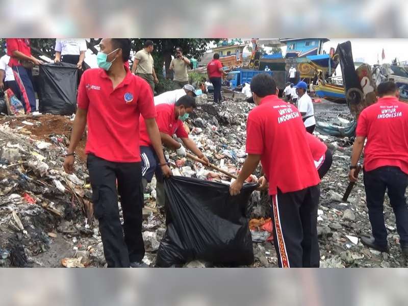 KUPP Brondong Gelar Bersih-Bersih Sampah di Pantai Brondong dan Paciran