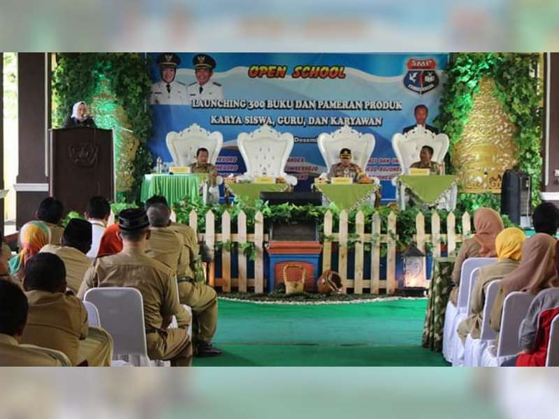 Bupati Hadiri Launching 300 Buku dan Pameran Produk di SMPN 1 Bojonegoro