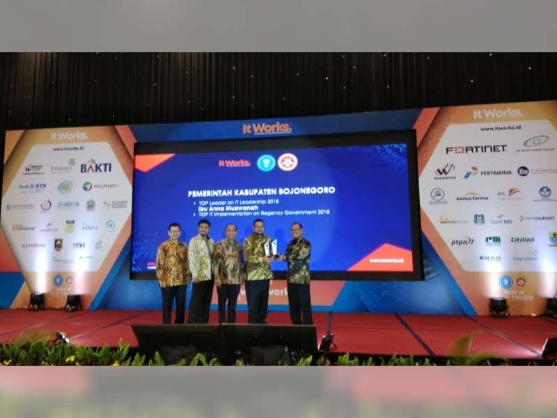 Bojonegoro Raih Penghargaan Top IT Award 2018