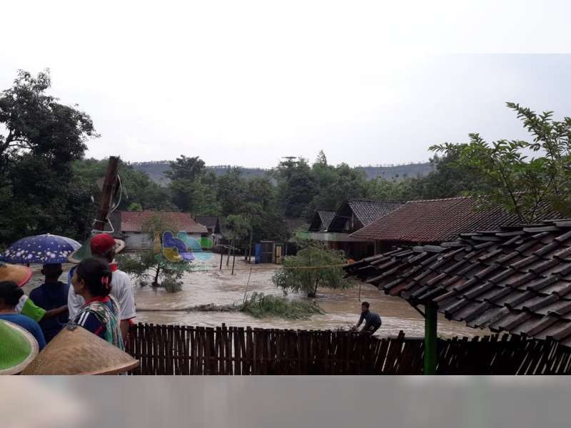 Banjir Bandang Terjadi di Sekar Bojonegoro, Sejumlah Rumah Warga Tergenang