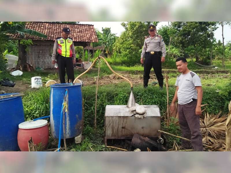 Polisi di Tuban Grebek Produsen Miras, Ratus Liter Arak Siap Edar Diamankan