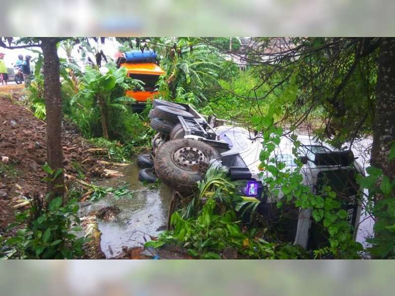 Diduga Pengemudi Mengantuk, Truk Molen di Bojonegoro Seruduk Truk Tronton Parkir