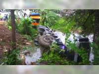 Diduga Pengemudi Mengantuk, Truk Molen di Bojonegoro Seruduk Truk Tronton Parkir