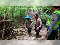 Diterjang Banjir, Sebuah Jembatan Penghubung di Ngasem Bojonegoro, Putus
