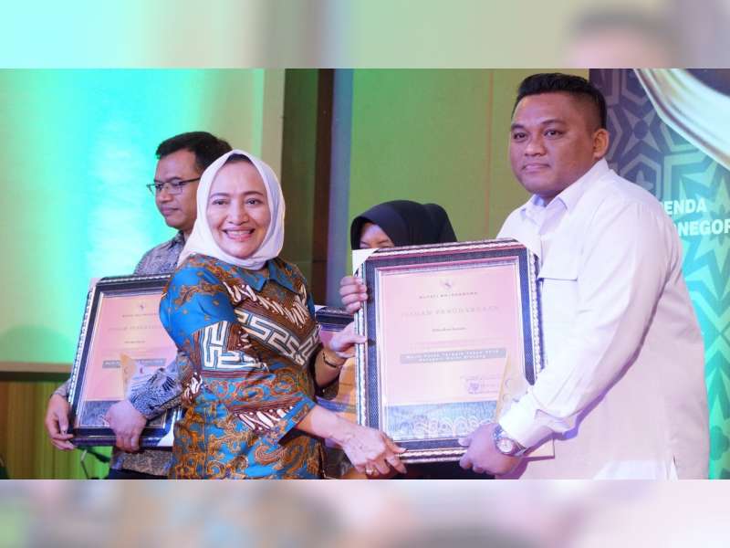 Wajib Pajak Daerah Terbaik Tahun 2018 di Bojonegoro Dianugerahi Penghargaan