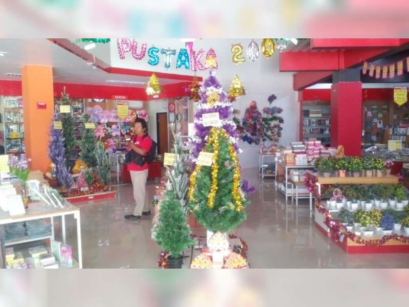 Jelang Natal, Omzet Toko Penjualan Pernak-Pernik Natal di Tuban Meningkat