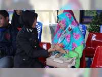 Peringati Hari Ibu, Polisi di Bojonegoro Bagikan Coklat dan Bunga