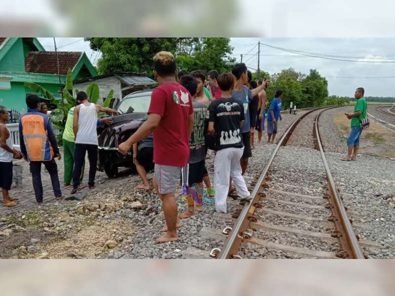 Hendak Melintasi Rel, Toyota Avanza di Bojonegoro Diserempet Kereta Api