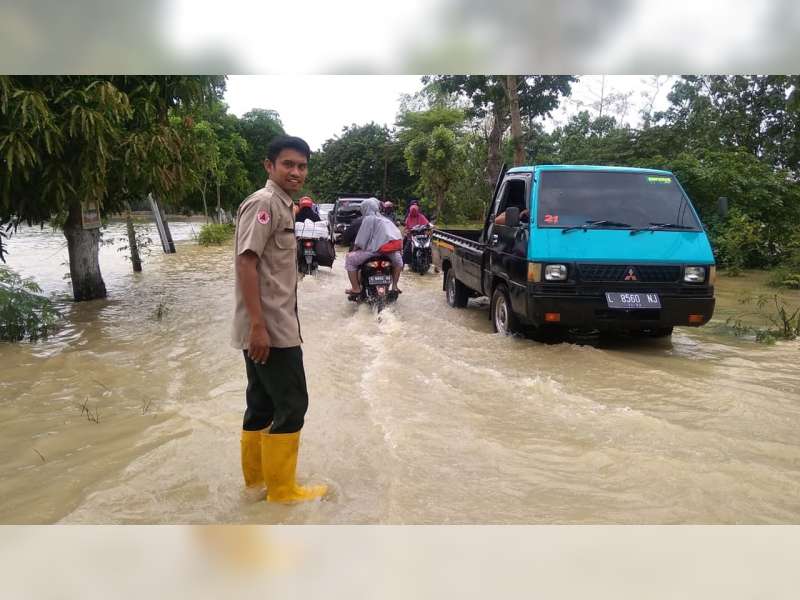 Banjir Bandang Genangi Jalan Poros Kecamatan di Desa Pohwates Bojonegoro
