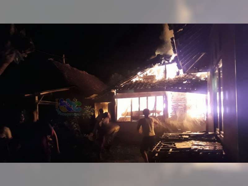 Diduga Akibat Lilin, Rumah Warga Ngasem Bojonegoro Ludes Terbakar