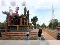 Patung Tukang Penggergaji Kayu di Perbatasan Blora Jadi Spot Swafoto Baru