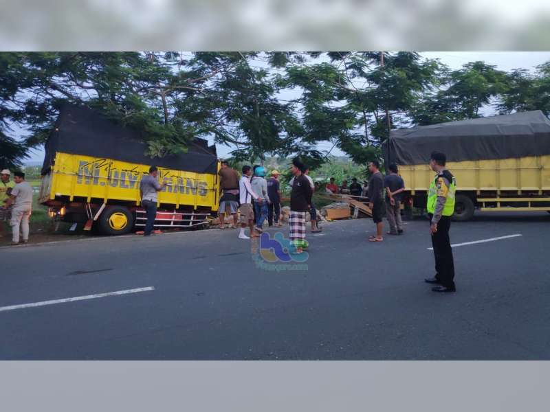 Diduga Pengemudi Mengantuk, Truk di Baureno Tabrak Tembok Batas Desa