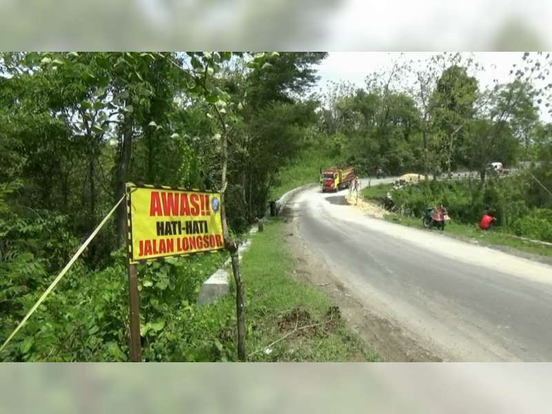 Akibat Hujan Deras, Tebing Jalan di Temayang Bojonegoro Longsor