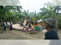 Angin Kencang dan Hujan Lebat Robohkan Rumah Nenek di Widang Tuban