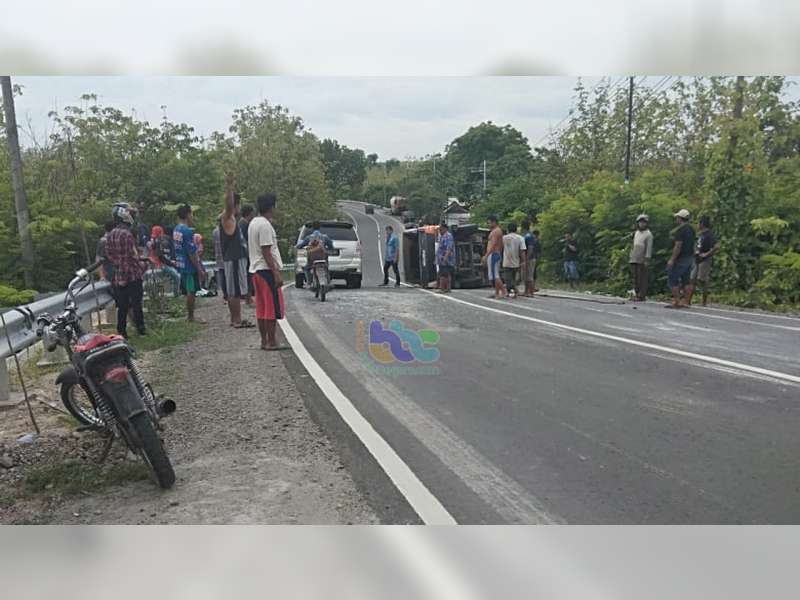 Minibus Berpenumpang 16 Orang di Margomulyo Bojonegoro Terguling, 4 Orang Luka-Luka