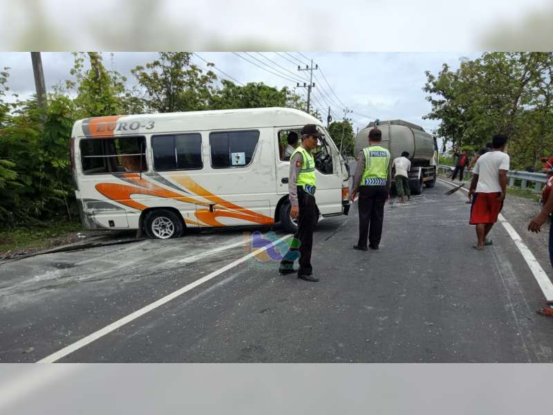 Inilah Nama-Nama Penumpang Minibus yang Terguling di Margomulyo Bojonegoro