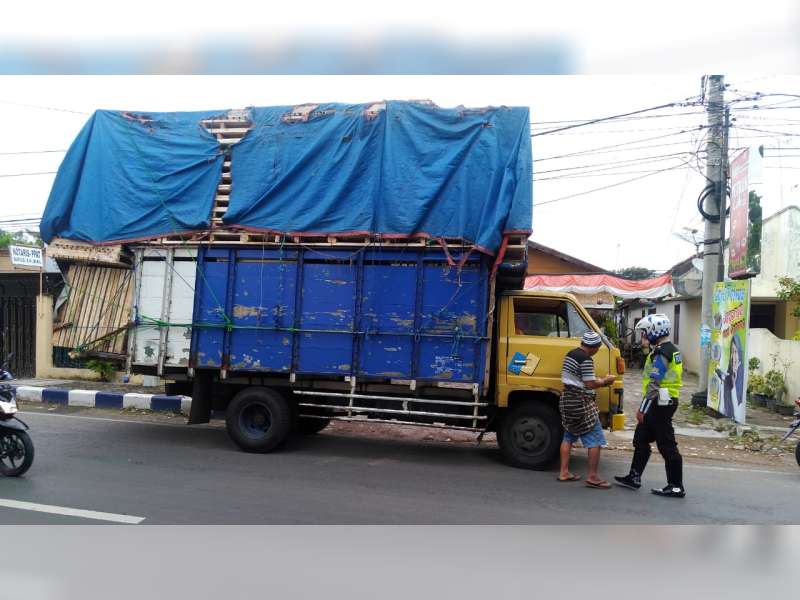 Bawa Muatan Melebihi Kapasitas, Polisi di Bojonegoro Tilang Pengemudi Truk