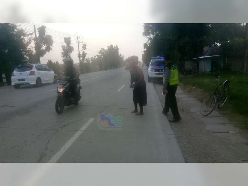 Ceroboh Saat Mendahului, Pemotor di Bojonegoro Tabrak Penyeberang Jalan