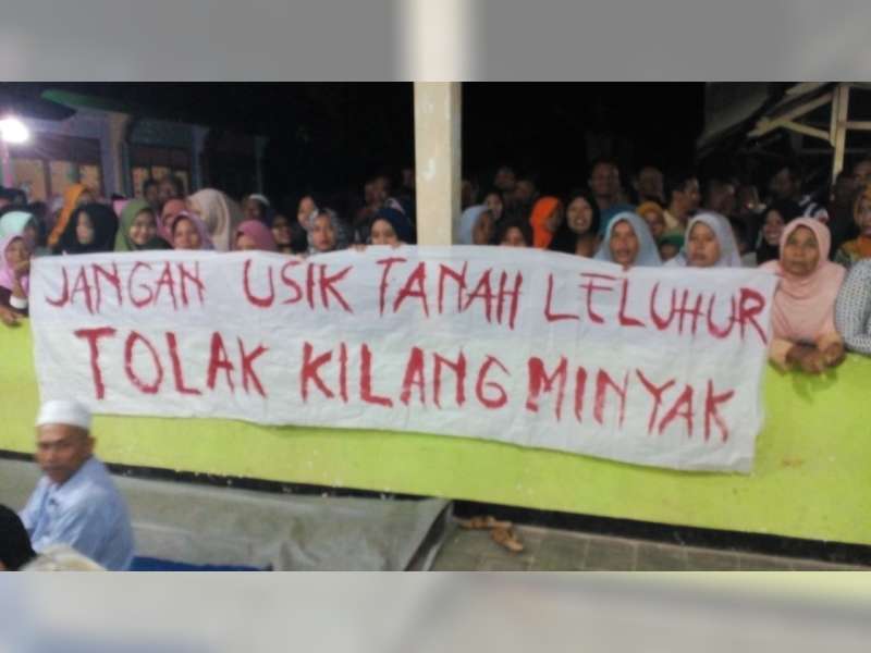 Warga Luruk Balai Desa Sumurgeneng, Kapolres Tuban Batal 'Ngopi'