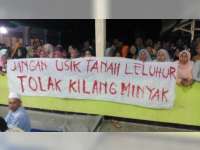 Warga Luruk Balai Desa Sumurgeneng, Kapolres Tuban Batal 'Ngopi'