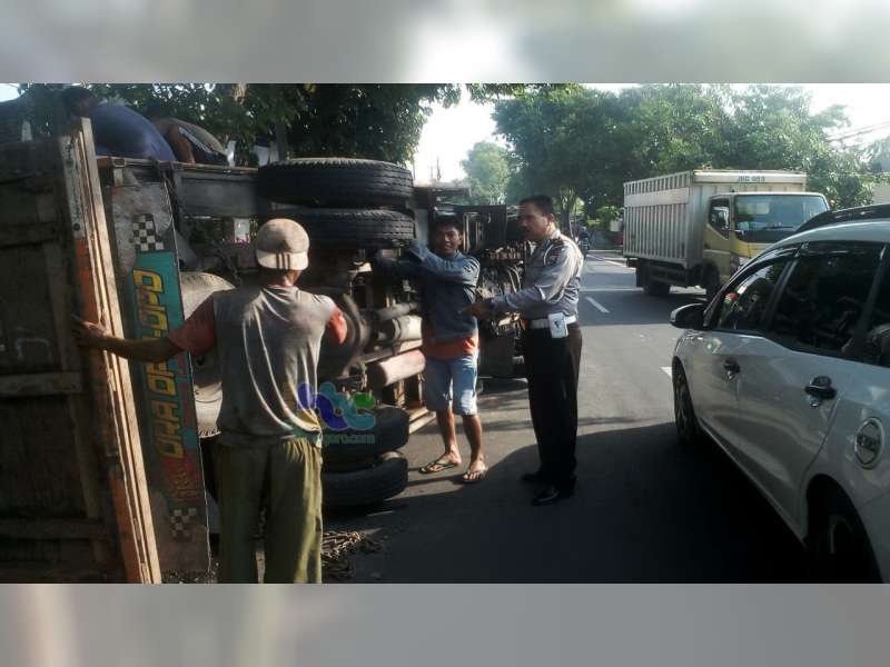 Pecah Ban, Truk Bermuatan Rongsokan Terguling di Baureno Bojonegoro