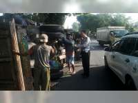 Pecah Ban, Truk Bermuatan Rongsokan Terguling di Baureno Bojonegoro