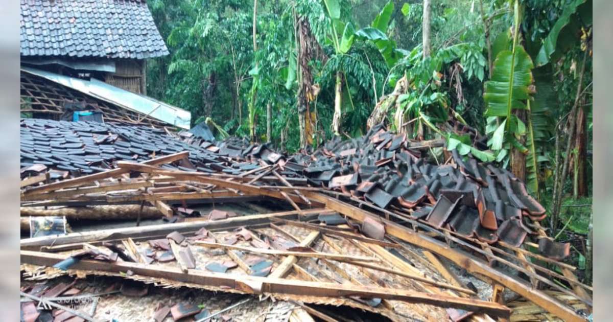 Diterjang Angin Kencang, Sejumlah Rumah Warga Balen 