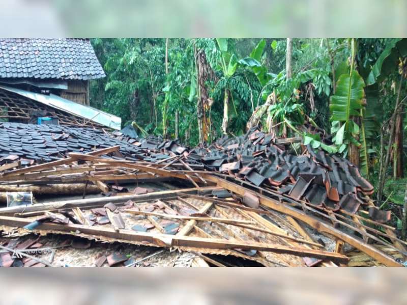 Diterjang Angin Kencang, Sejumlah Rumah Warga Balen Bojonegoro Roboh