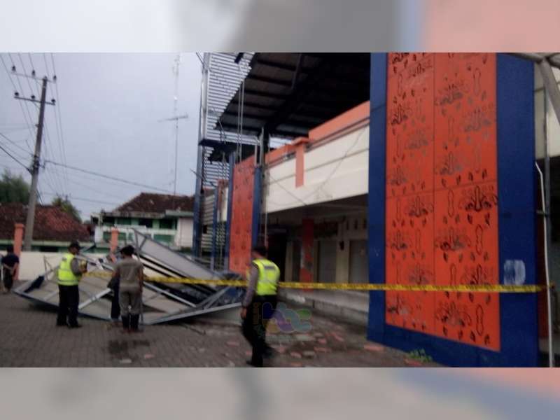 Diterpa Angin, Ornamen Bangunan Pasar Kalitidu Bojonegoro Runtuh
