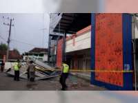 Diterpa Angin, Ornamen Bangunan Pasar Kalitidu Bojonegoro Runtuh