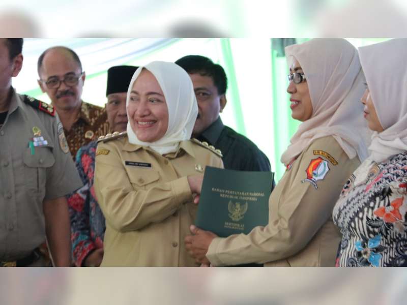 Bupati Bojonegoro Serahkan Sertifikat PTSL di Desa Jumput Sukosewu