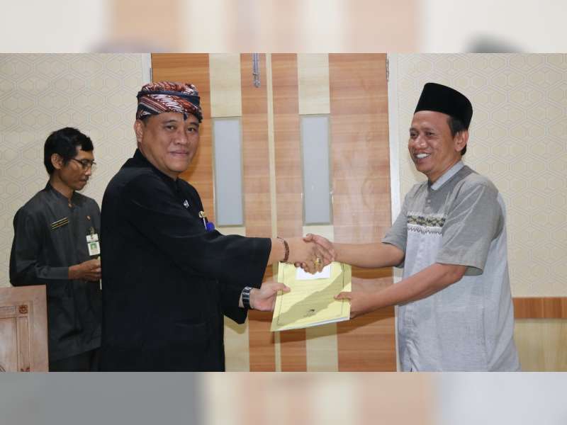 Pemkab Blora Serahkan Hibah Bongkaran Bangunan Pasar