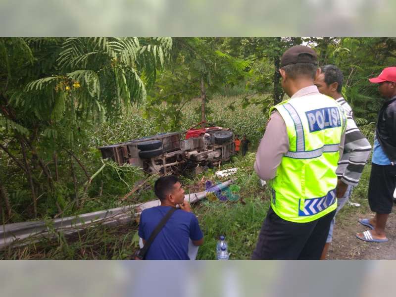Hindari Tabrakan, Truk di Margomulyo Bojonegoro Terguling ke Tebing Jalan