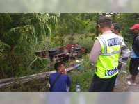 Hindari Tabrakan, Truk di Margomulyo Bojonegoro Terguling ke Tebing Jalan