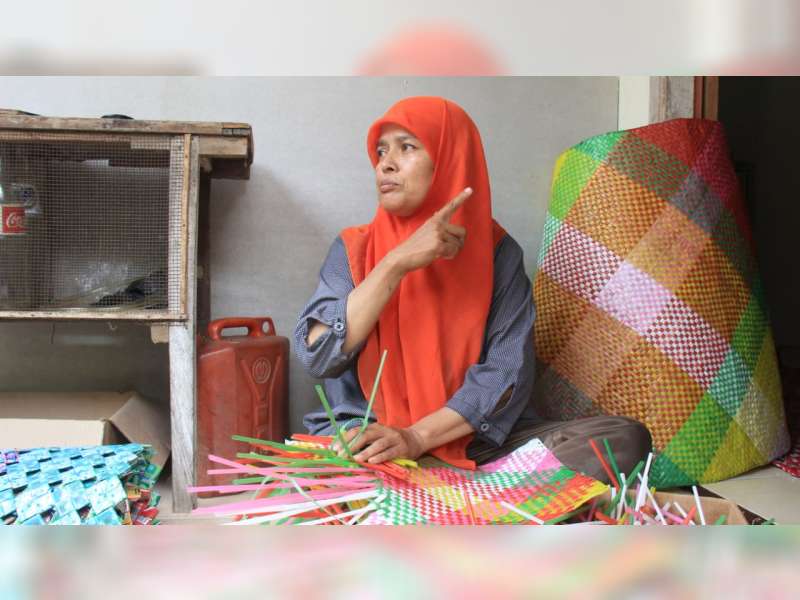Sri Astini Manfaatkan Limbah Sedotan Jadi Tikar Cantik