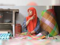 Sri Astini Manfaatkan Limbah Sedotan Jadi Tikar Cantik