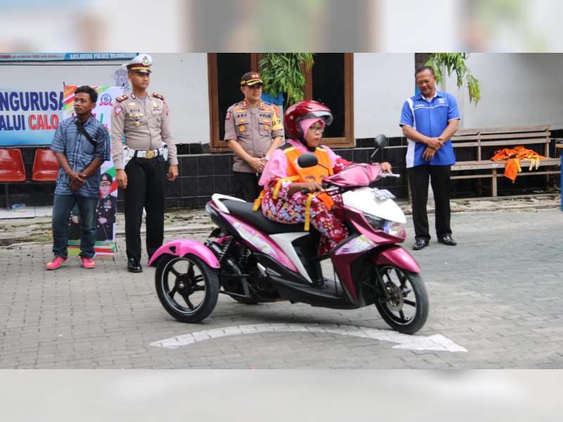 Ajukan SIM, Penderita Disabilitas di Bojonegoro ini Dipandu Langsung oleh Kapolres