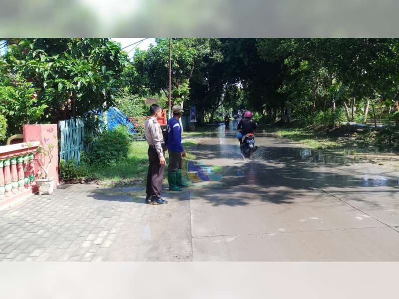 Banjir Juga Genangi Jalan Poros Kecamatan di Kanor Bojonegoro