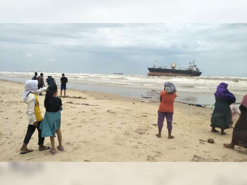 Kapal Pengangkut Semen Gresik Kandas di Tuban, Jadi Tontonan Warga