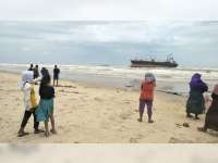 Kapal Pengangkut Semen Gresik Kandas di Tuban, Jadi Tontonan Warga