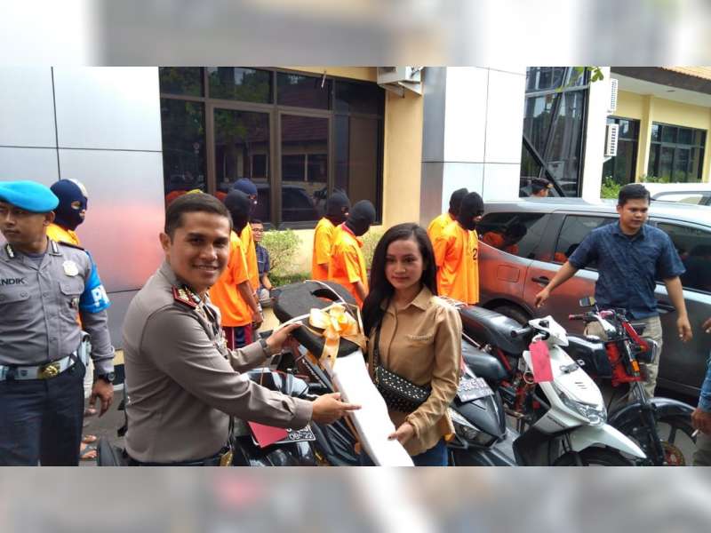 Pemilik Motor Ini Amat Gembira, Setelah Motornya yang Hilang Dikembalikan