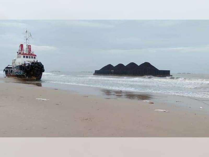 Jembatan Penghubung PT Holcim di Pantai Tuban, Putus Ditabrak Tongkang