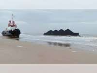 Jembatan Penghubung PT Holcim di Pantai Tuban, Putus Ditabrak Tongkang