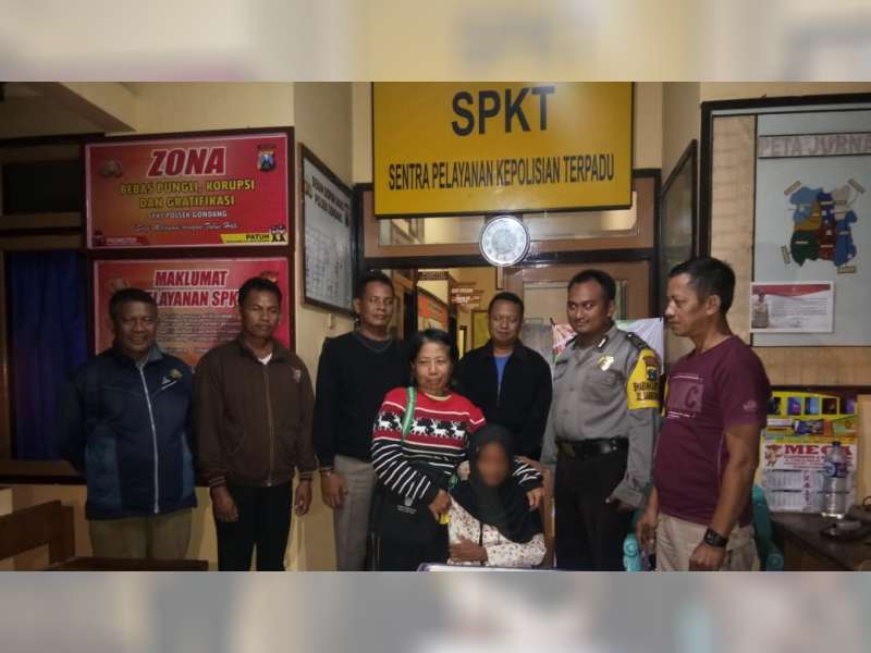 Polisi Bojonegoro Serahkan ODGJ Asal Madiun, Pada Keluarganya