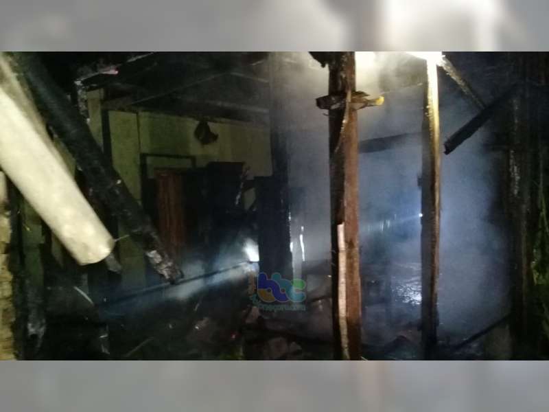Akibat Korsleting Listrik, Rumah Warga Sugihwaras Bojonegoro Terbakar