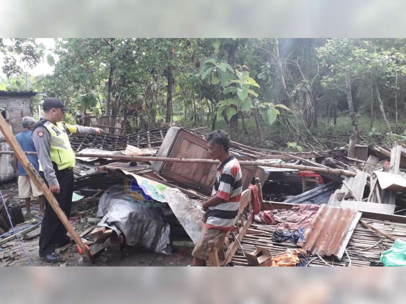 Diterjang Angin, Rumah Warga Purwosari Bojonegoro Roboh