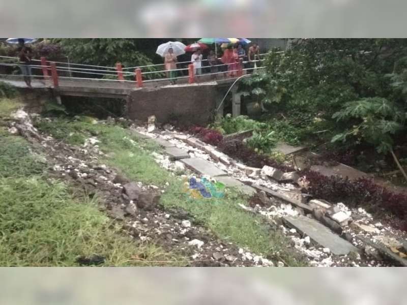 TPT Jalan Poros Kecamatan di Kedungadem Bojonegoro Ambrol